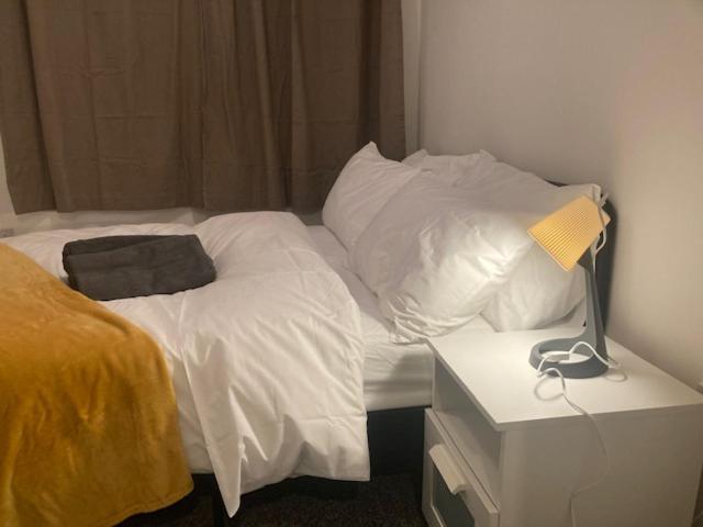 Дом отдыха , 3 Bed 6 Guests Free Parking Near M25 Jct9, World Of Adv Resort, Kingston, Epsom, Great For Families & Groups Чессингтон