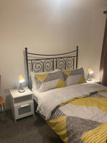 , 3 Bed 6 Guests Free Parking Near M25 Jct9, World Of Adv Resort, Kingston, Epsom, Great For Families & Groups