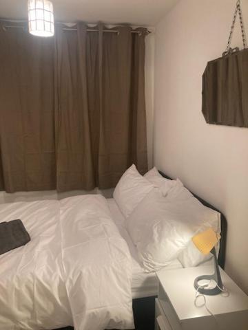 , 3 Bed 6 Guests Free Parking Near M25 Jct9, World Of Adv Resort, Kingston, Epsom, Great For Families & Groups Дом отдыха