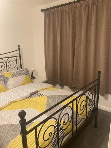 , 3 Bed 6 Guests Free Parking Near M25 Jct9, World Of Adv Resort, Kingston, Epsom, Great For Families & Groups * Чессингтон