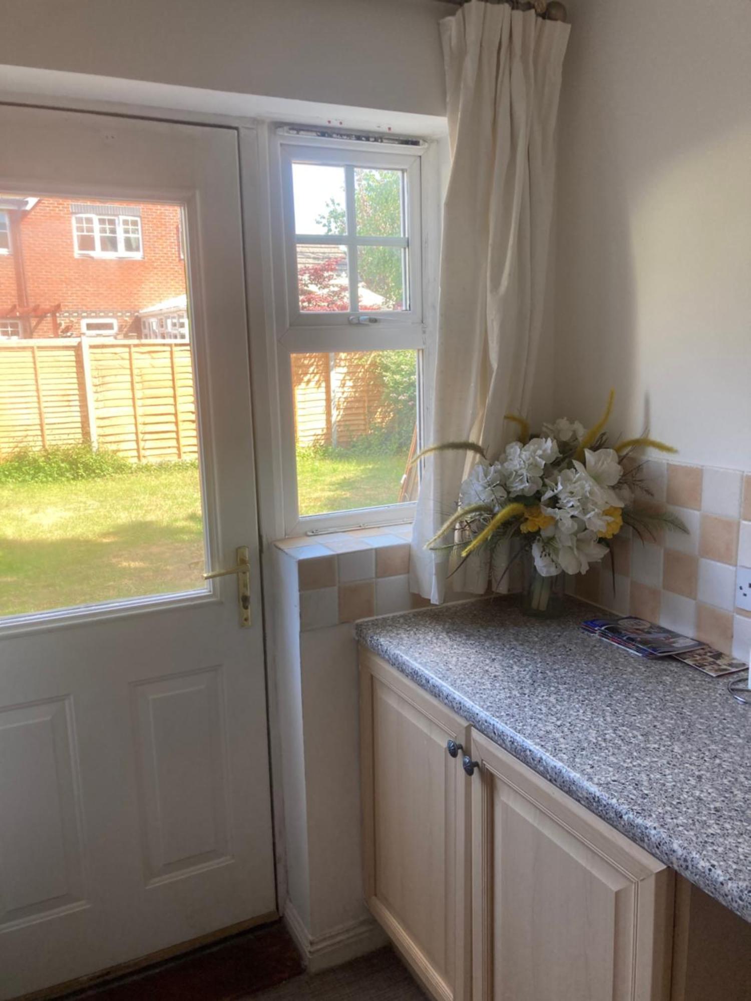 , 3 Bed 6 Guests Free Parking Near M25 Jct9, World Of Adv Resort, Kingston, Epsom, Great For Families & Groups Дом отдыха *