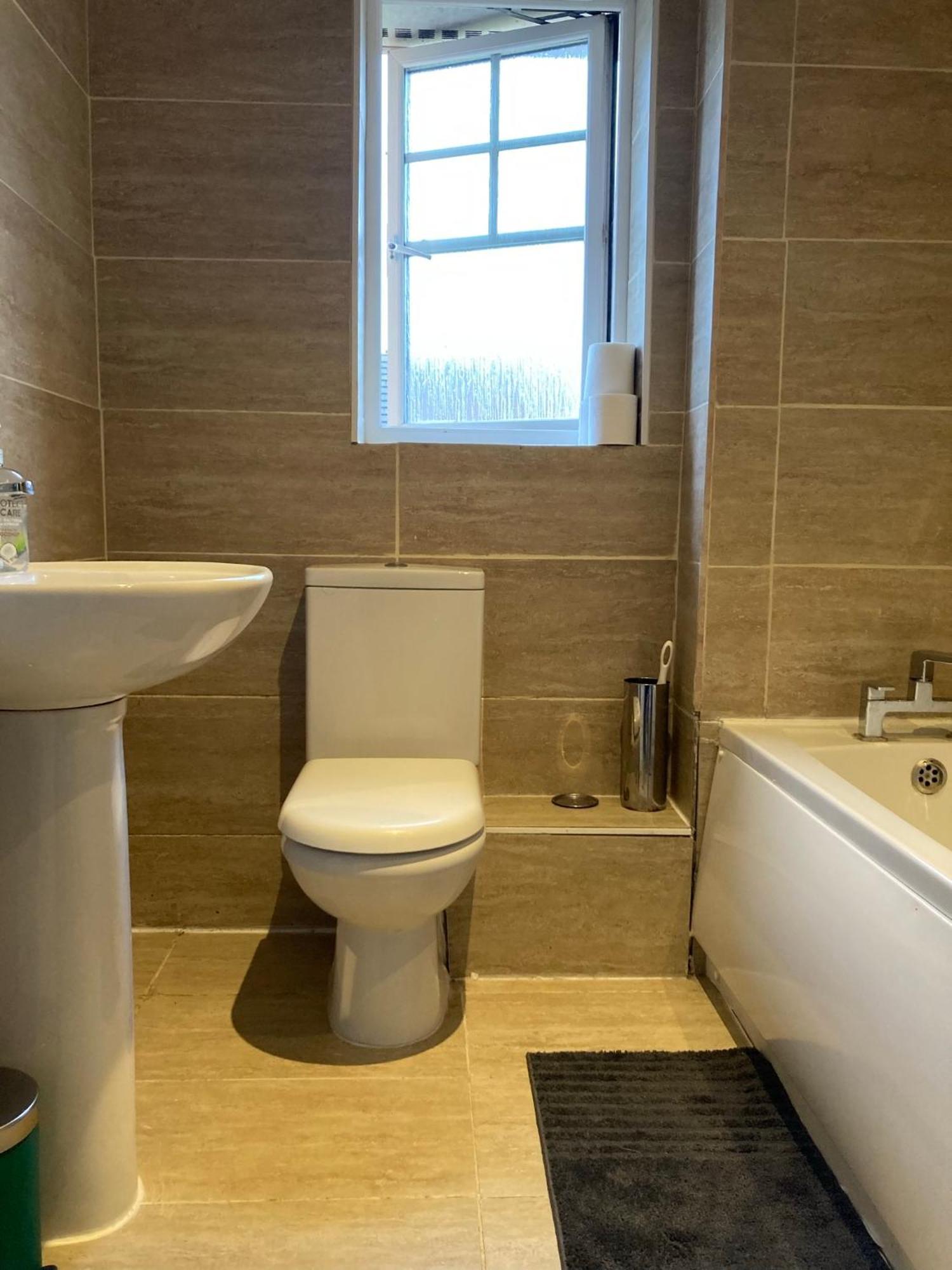 , 3 Bed 6 Guests Free Parking Near M25 Jct9, World Of Adv Resort, Kingston, Epsom, Great For Families & Groups Дом отдыха *