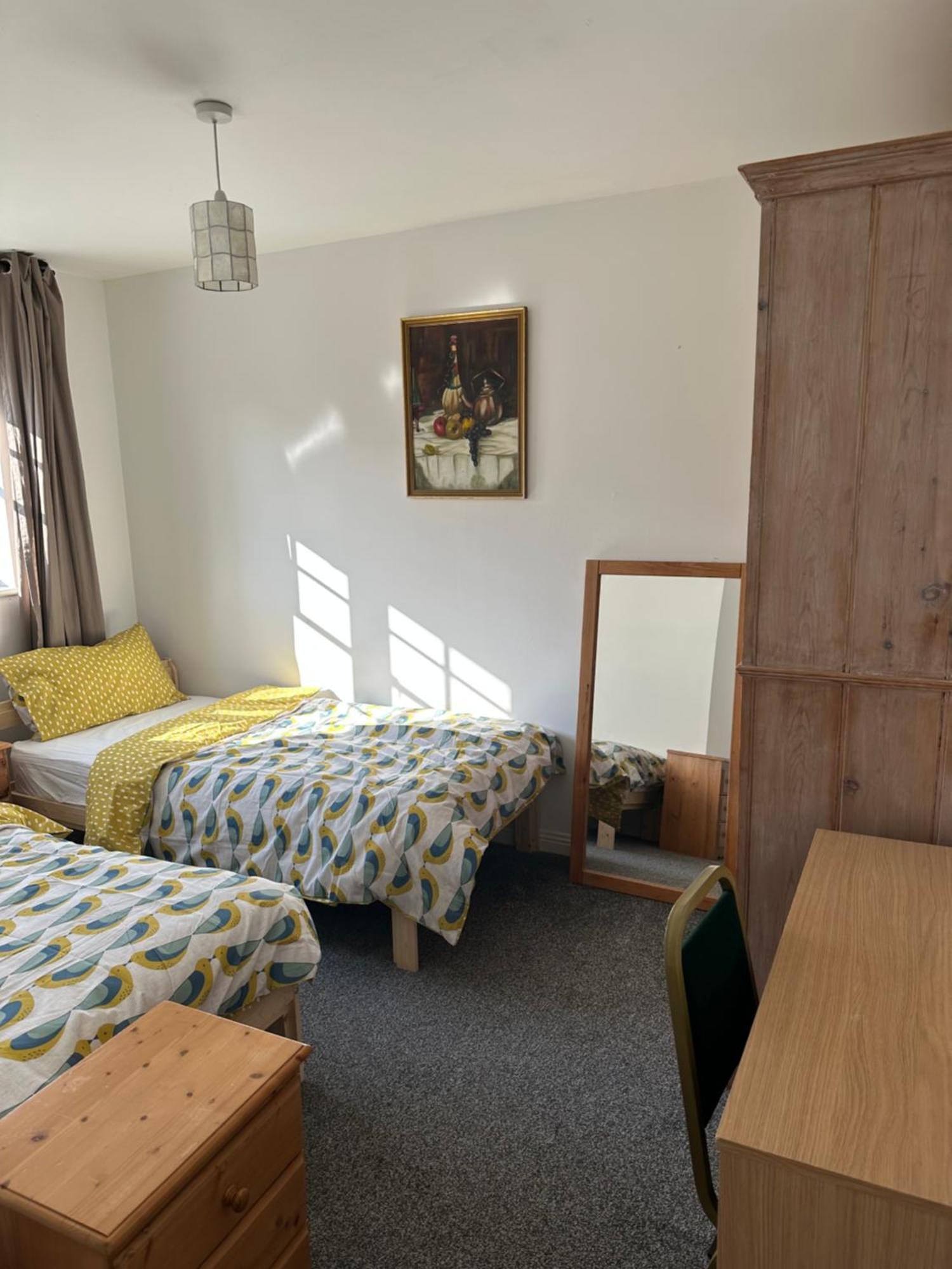 , 3 Bed 6 Guests Free Parking Near M25 Jct9, World Of Adv Resort, Kingston, Epsom, Great For Families & Groups Чессингтон