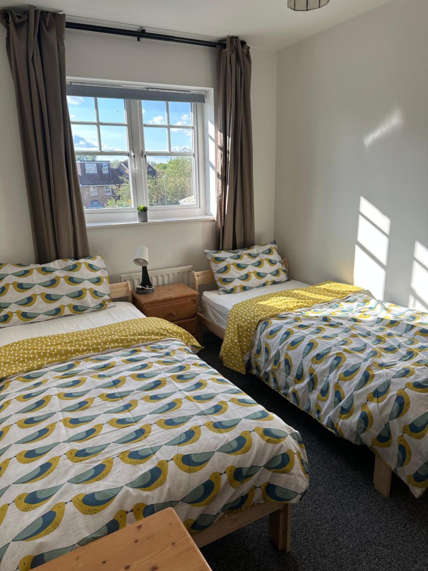 Дом отдыха , 3 Bed 6 Guests Free Parking Near M25 Jct9, World Of Adv Resort, Kingston, Epsom, Great For Families & Groups *