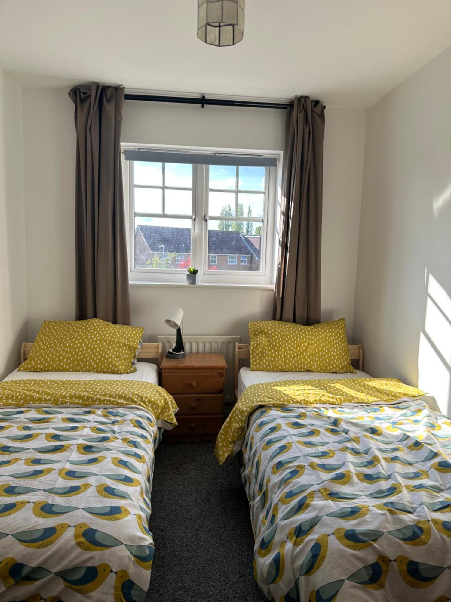 , 3 Bed 6 Guests Free Parking Near M25 Jct9, World Of Adv Resort, Kingston, Epsom, Great For Families & Groups Дом отдыха *